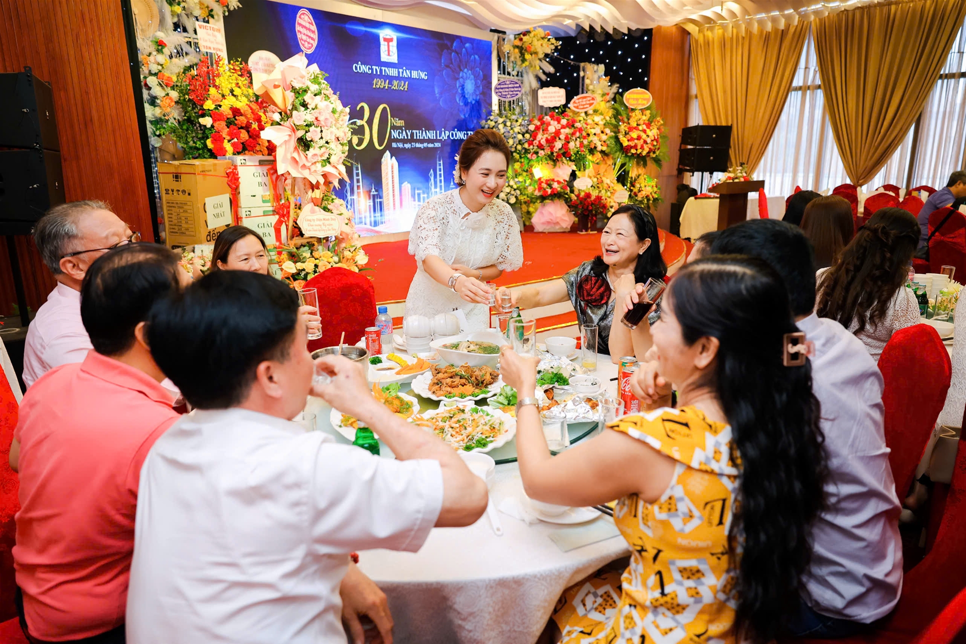 lãnh đạo giao lưu các ban phòng kỷ niệm 30 năm thành lập công ty Tân Hưng