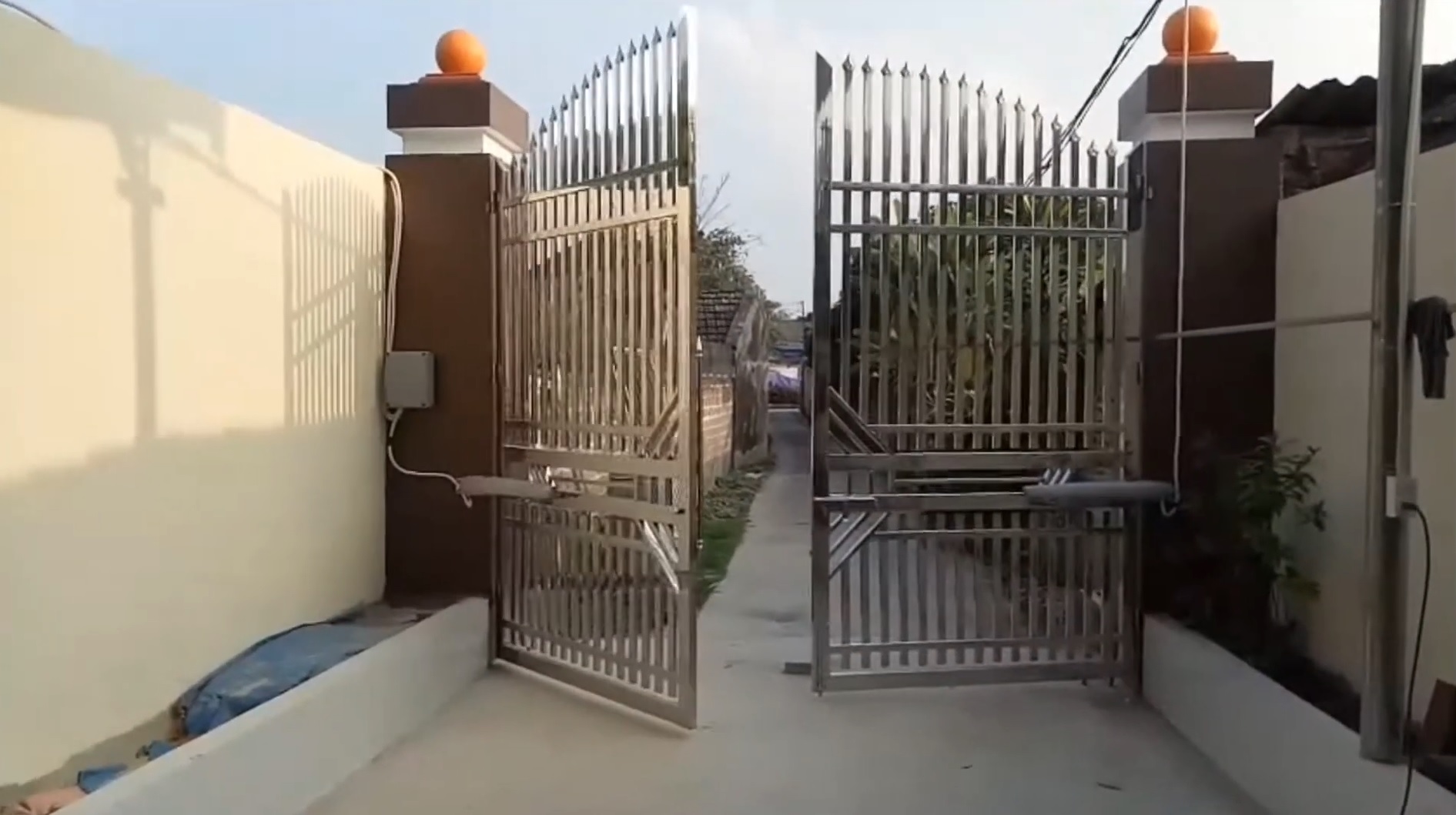 Cổng mở cánh tay đòn couper24 KingGates sau khi lắp đặt xong tại Thái Nguyên