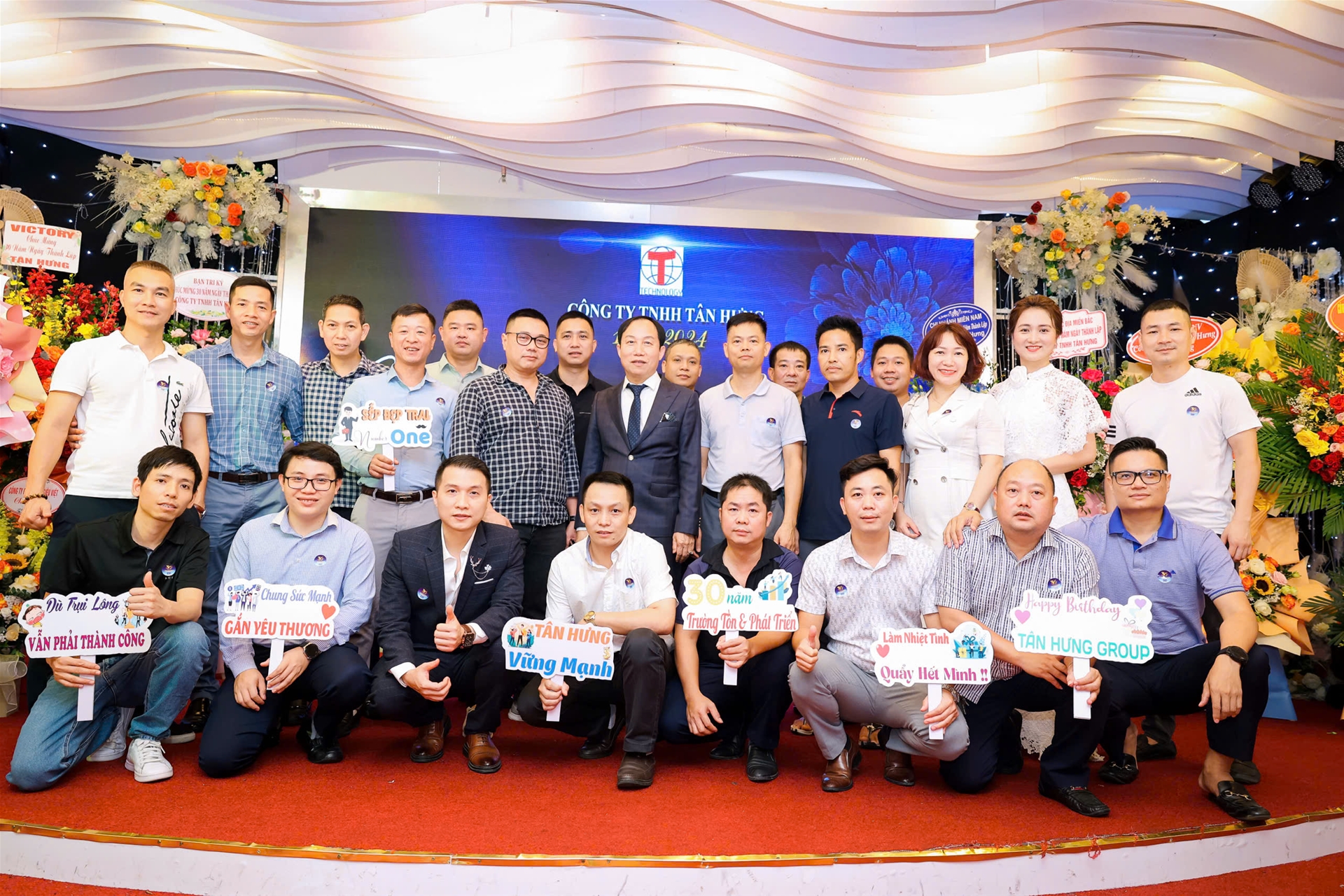 ảnh chụp tập thể công ty tân hưng sinh nhật 30 năm
