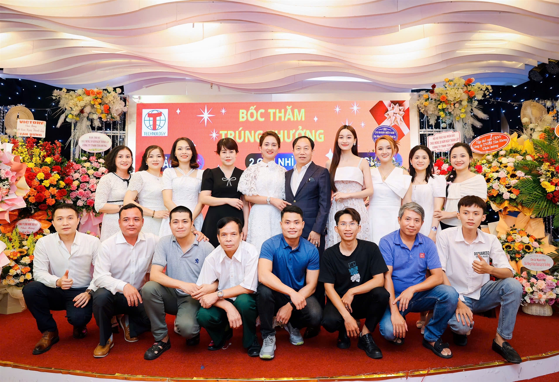 ảnh tập thể kỷ niệm 30 năm thành lập công ty Tân Hưng