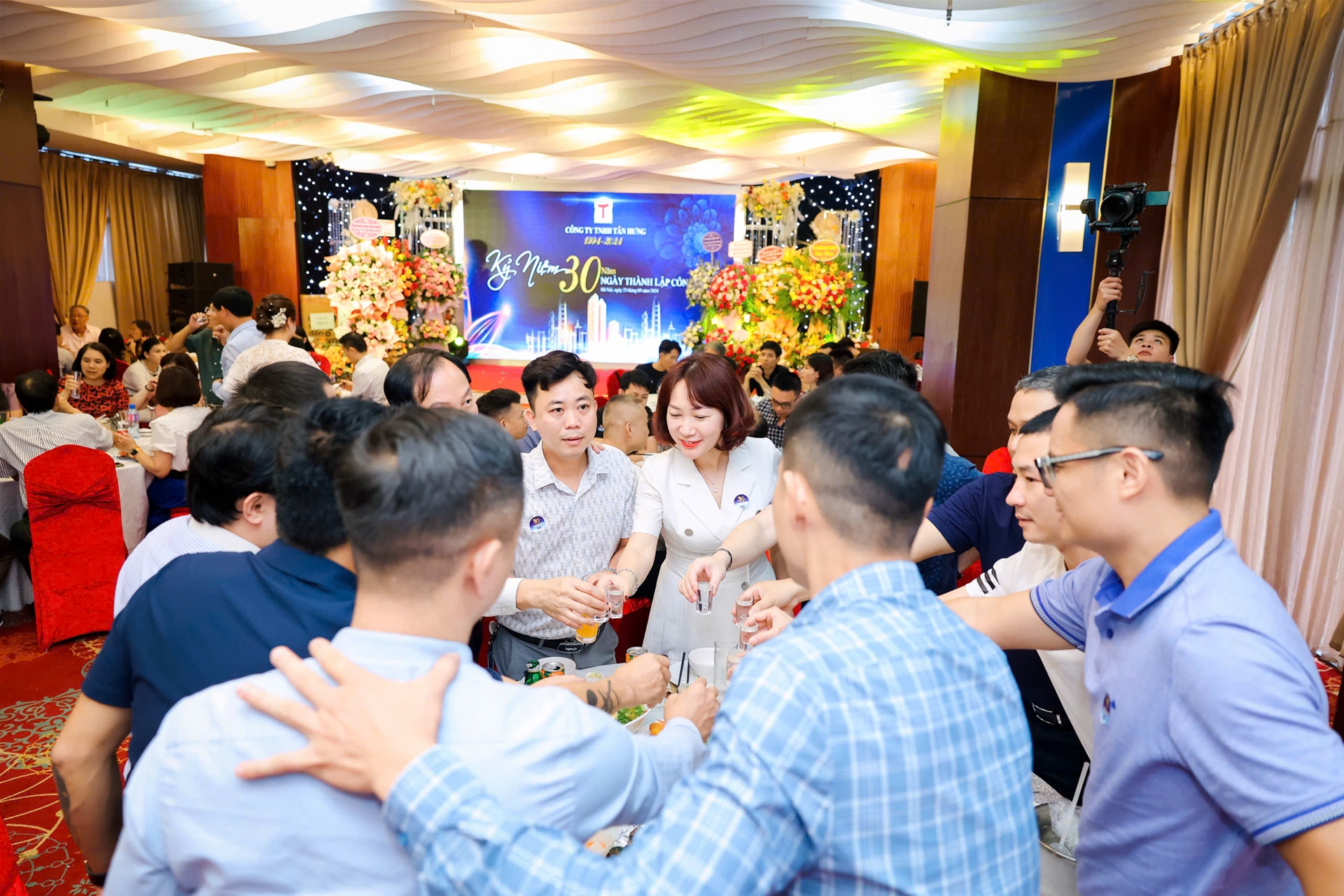 cán bộ nhân viên cùng giao lưu kỷ niệm 30 năm thành lập công ty Tân Hưng