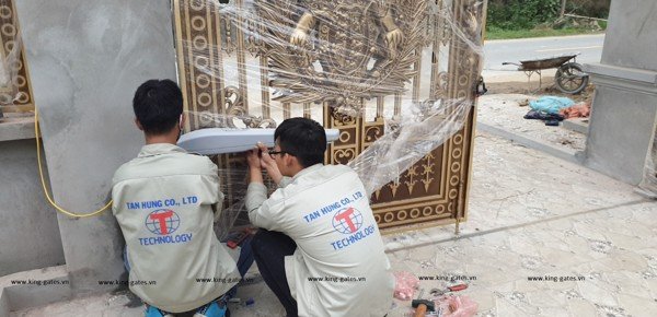 y-thuat-vien-lap-dat-motor-tay-don-jet24-len-canh-cong-cong-trinh-tai-phu-tho