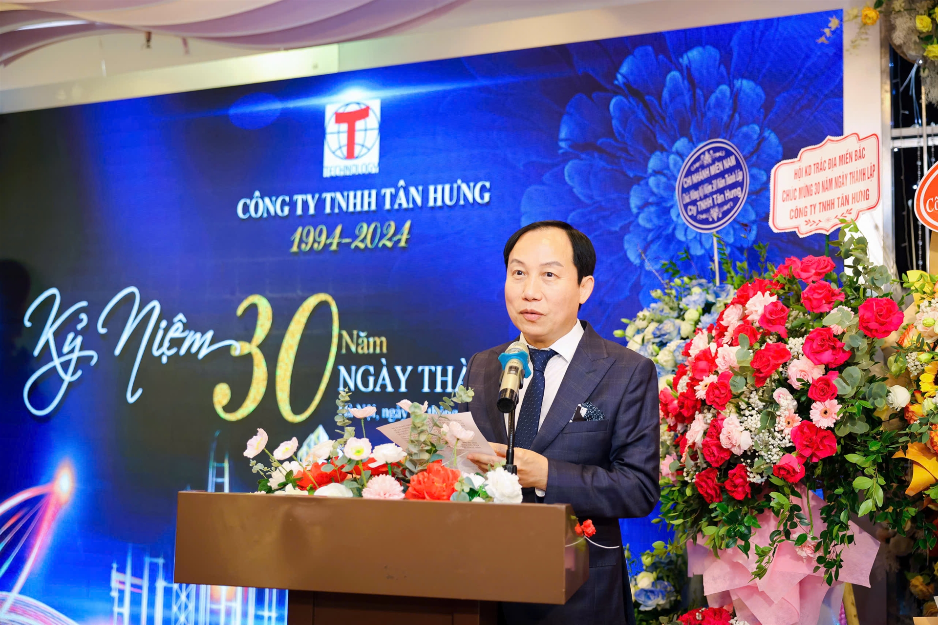 lãnh đạo phát biểu chào mừng kỷ niệm 30 năm thành lập công ty Tân Hưng