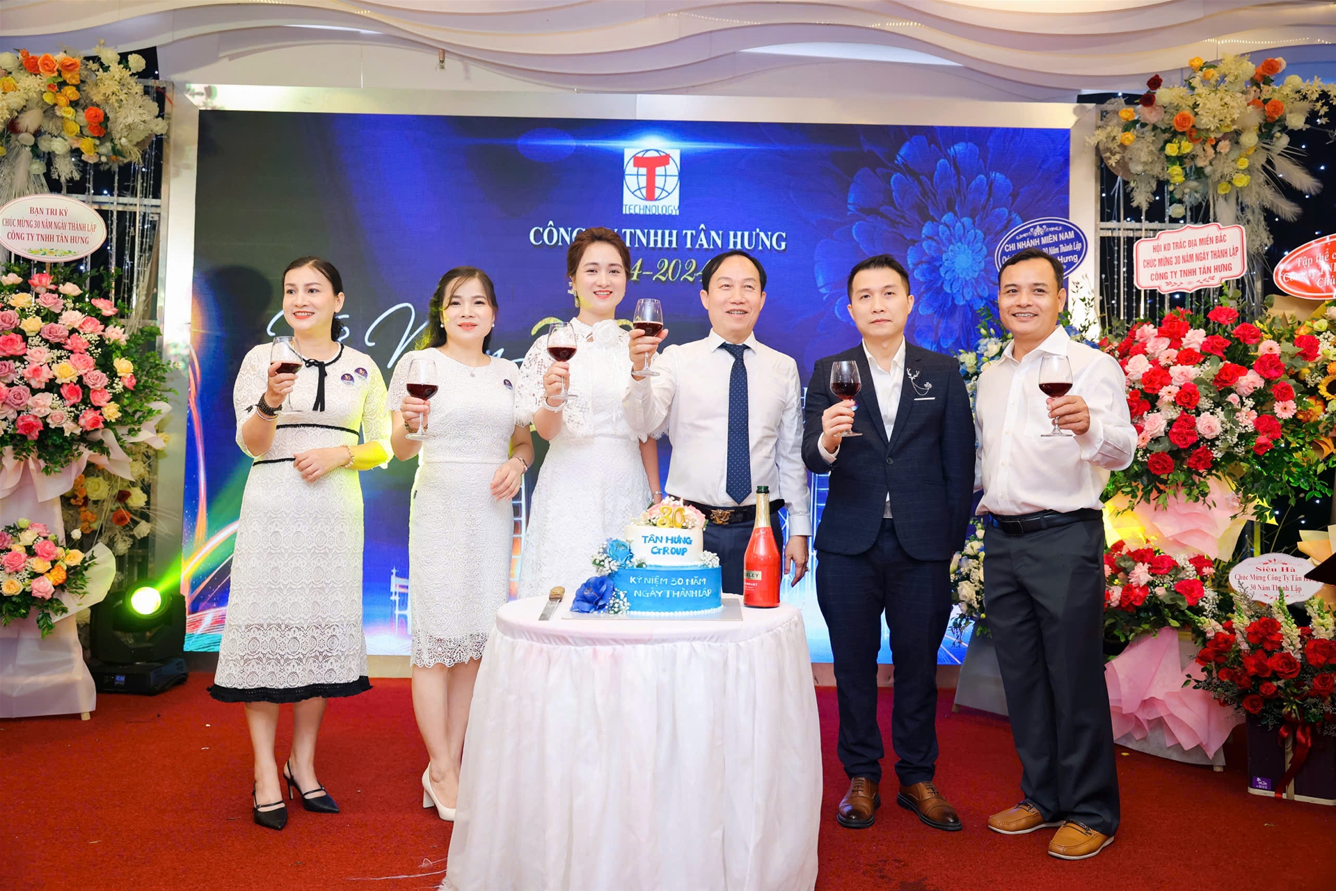 lãnh đạo công ty cùng cắt bánh kỷ niệm 30 năm thành lập công ty Tân Hưng