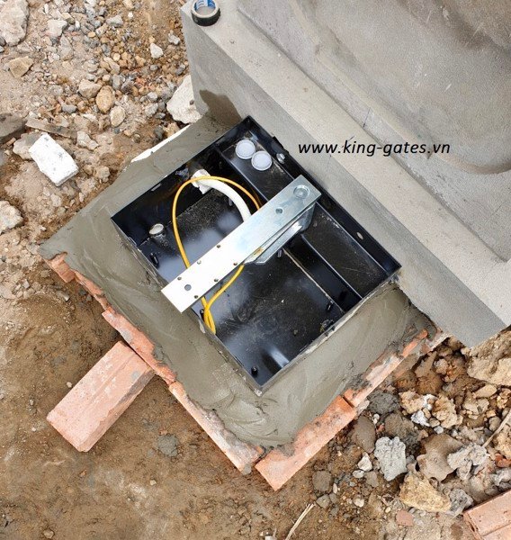 Lắp đặt đế motor âm sàn intro24 650 và đi dây điện công trình tại Đông Anh