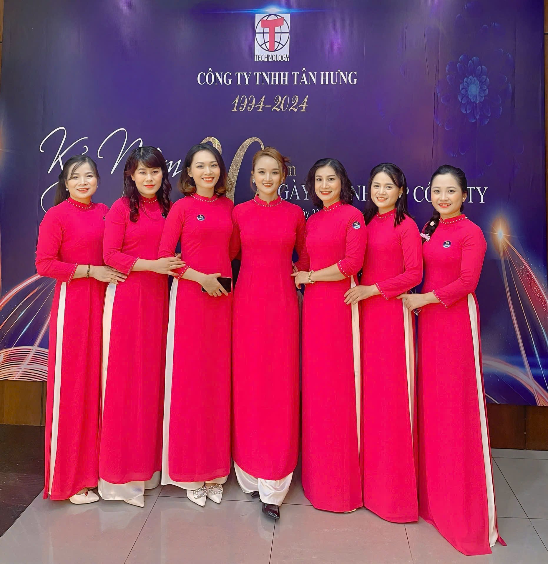 nhân viên nữ mặc áo dài kỷ niệm 30 năm thành lập công ty TNHH Tân Hưng