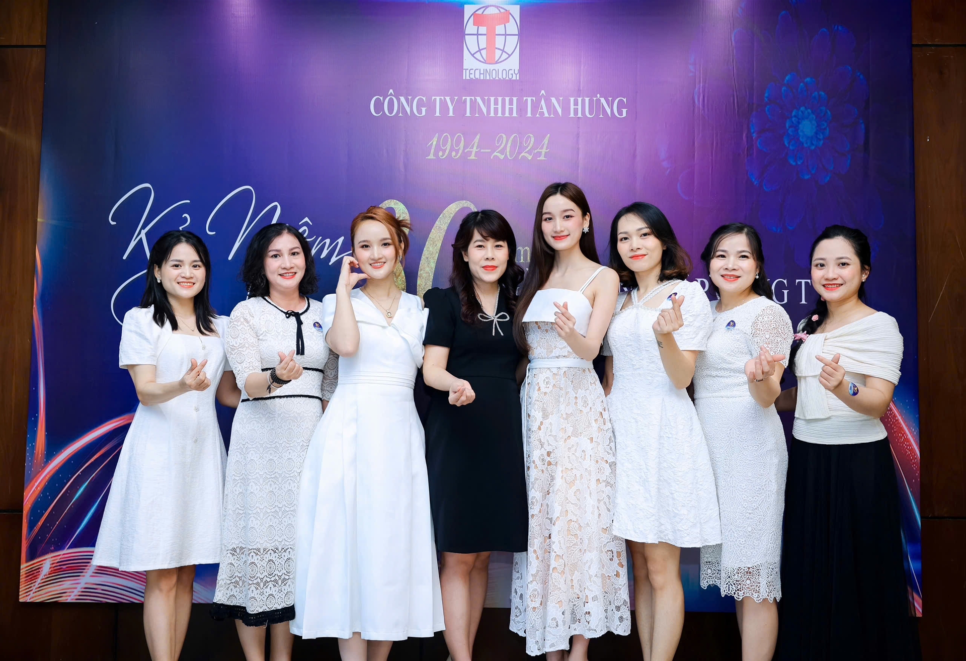 nhân viên nữ sinh đẹp của công ty Tân Hưng