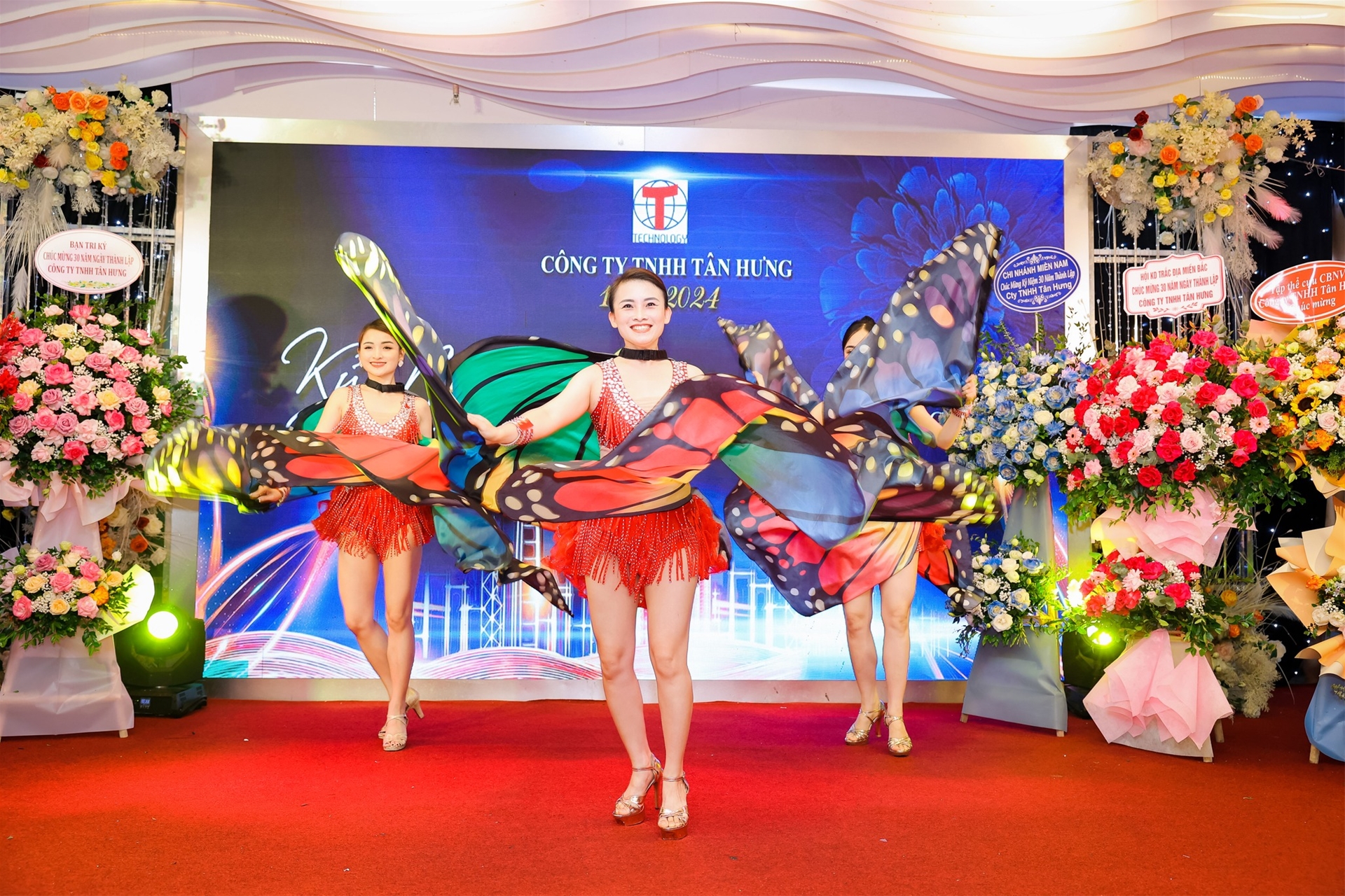 Tiết mục múa chào mừng kỷ niệm 30 năm thành lập công ty TNHH Tân Hưng
