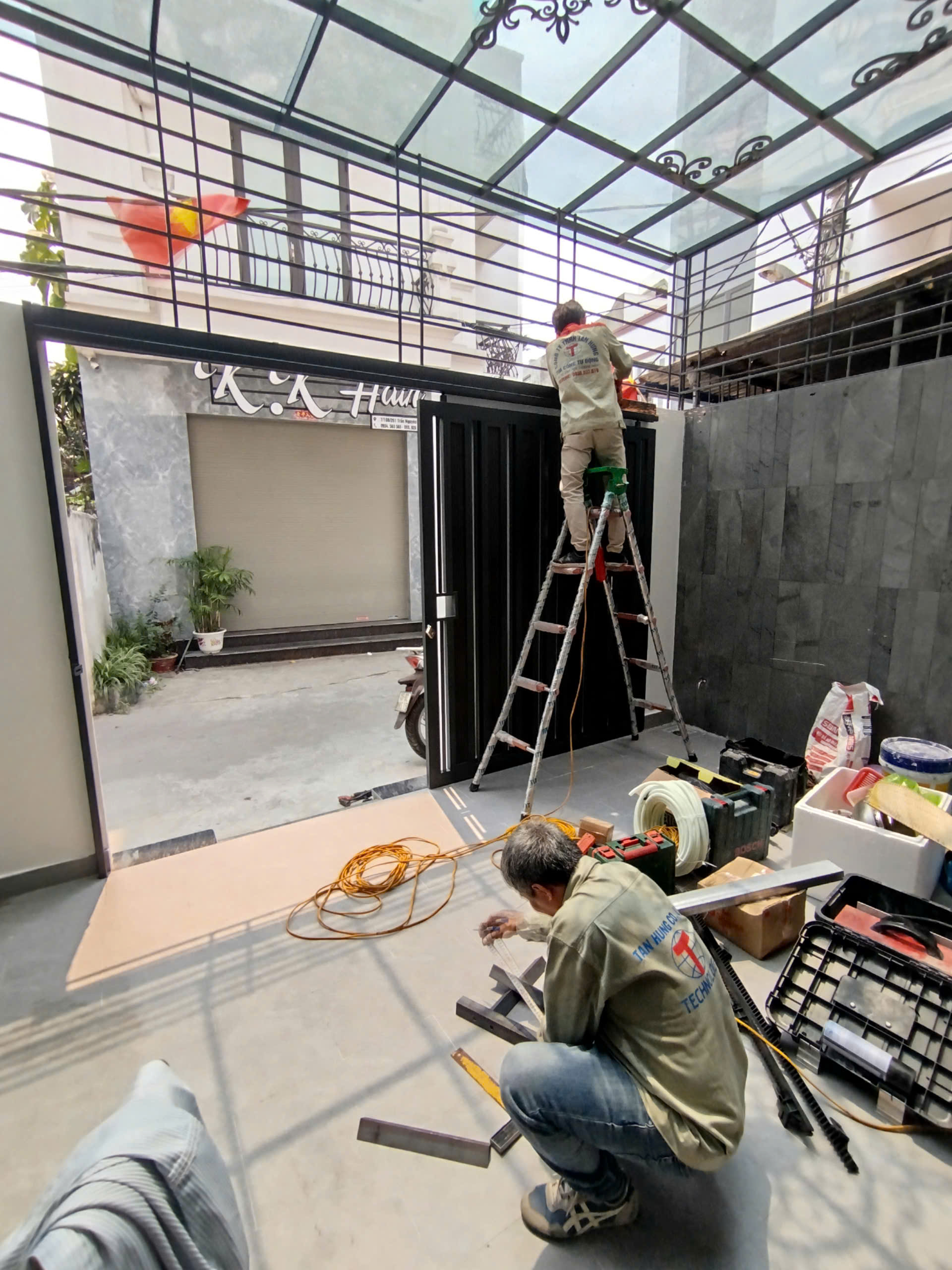 kỹ thuật viên kinggates đang khoan cố định ray treo cổng trượt dynamos 400 tại Hải Phòng