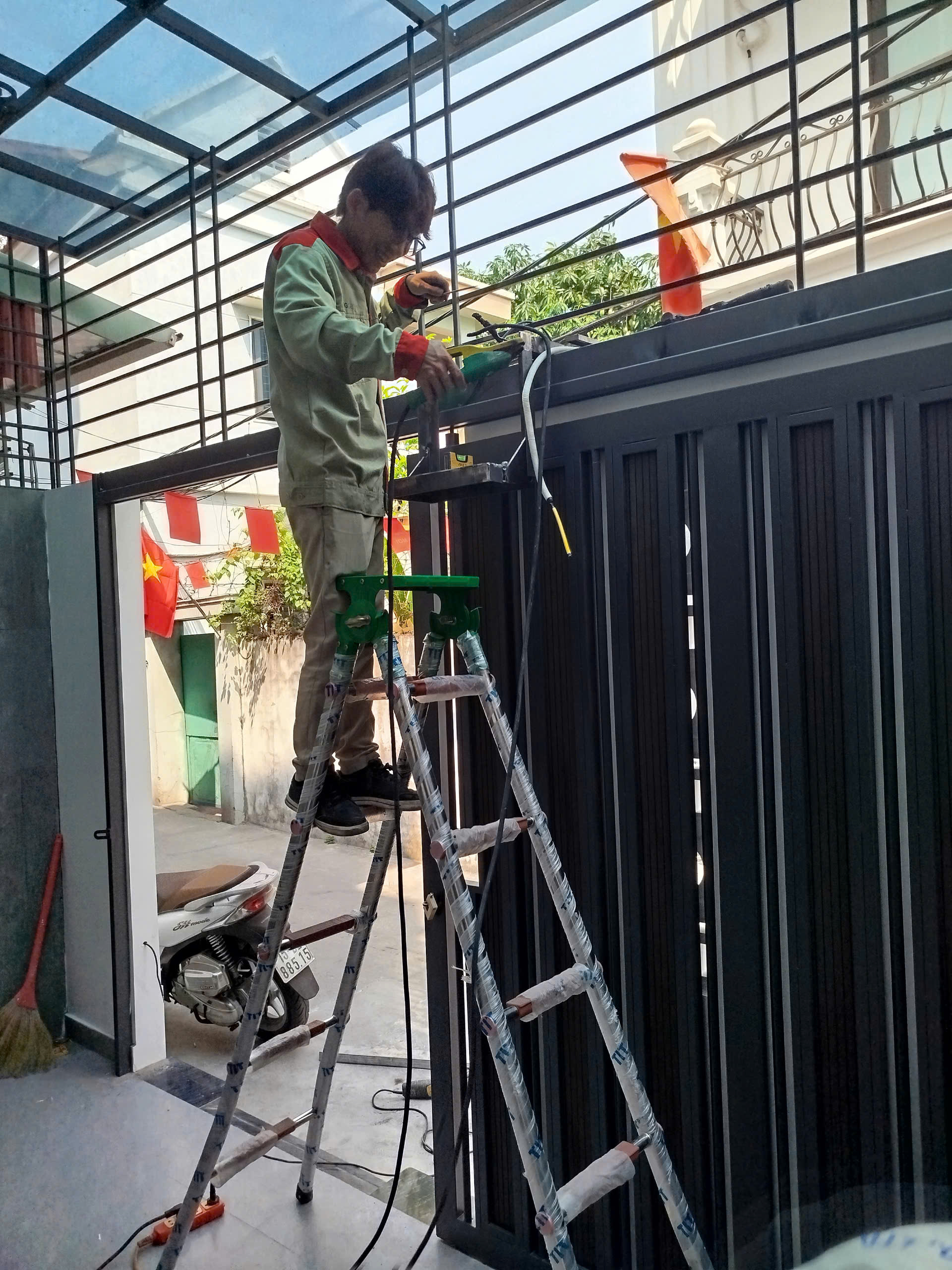 kỹ thuật viên kinggates đang lắp đặt ray treo motor trượt dynamos 400 tại Hải Phòng